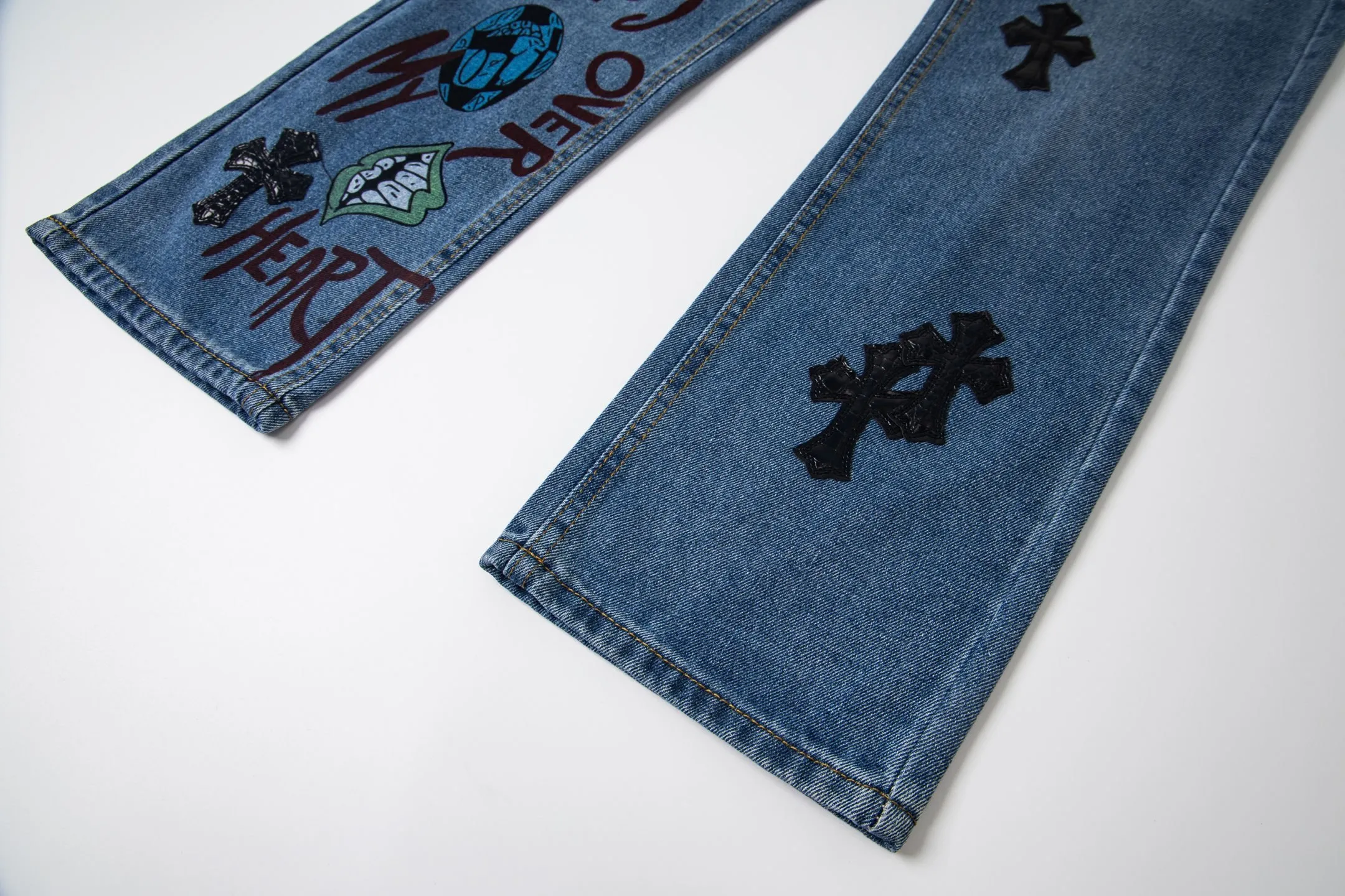P240 Chrome hearts print stitching black leather classic washed jeans. Really restores the ultimate vintage texture. Three-dimensional version. Loose and comfortable, not picky on the figure. Looks taller and slimmer. Factory precision. Original factory quality control. Same style for men and women. Can be matched with couples. Versatile recommendation. Must-have jeans for all seasons. Fashionistas have been disappointed. From the quality selection of fabrics, the tailoring of details, and the matching of patterns, they are all impeccable! The upper body is so handsome when worn...it can be easily worn by men, women and children! The craftsmanship is made of heavy-duty washed pure cotton denim fabric. After washing, it is soft and thick. It is very stylish when worn on the body. Style number: 1760# Color: blue Size: 28 30 32 34 36